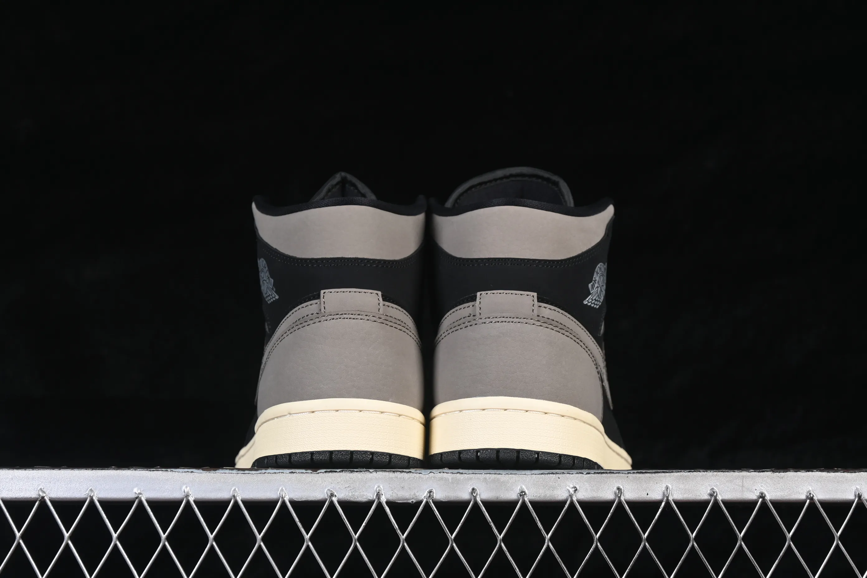 All categories Air Jordan Jordan series basketball shoes Air Jordan 1 Mid G version pure original Air Jordan 1 Mid AJ1 Joe 1 milk tea mocha mid-top cultural casual sneakers IB7110-002